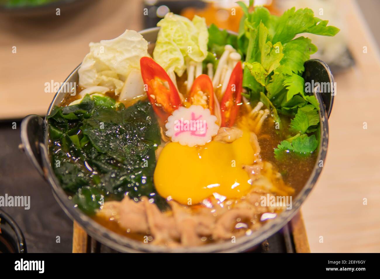 Sukiyaki japonais pot chaud avec légumes Banque D'Images