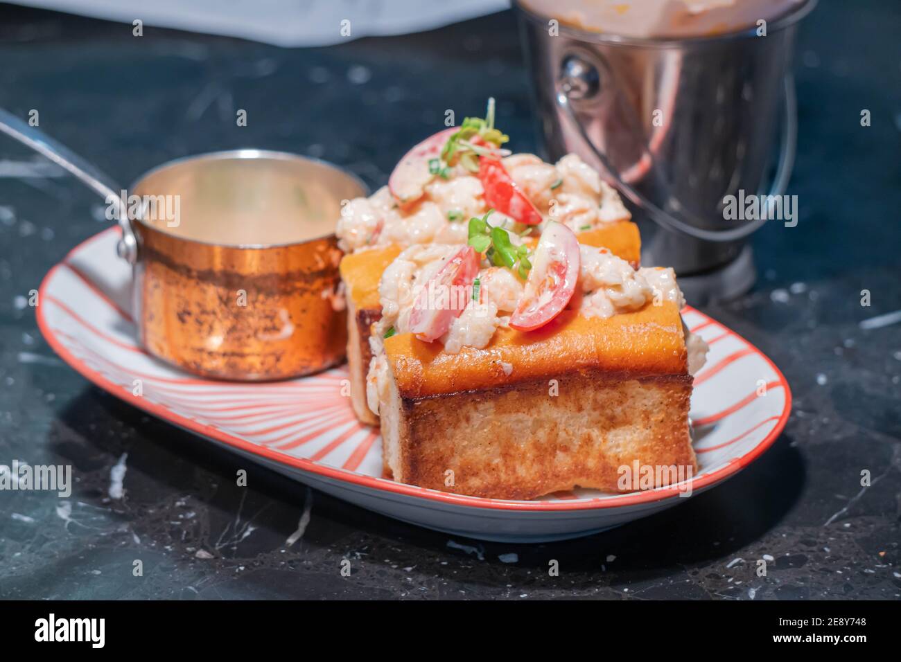 Homard Roll.fresh Maine homard cuit, mélangé avec du mayonnaise, du céleri, de la ciboulette servi dans un rouleau de héros grillé avec de la laitue croustillante et du beurre tiré. Banque D'Images