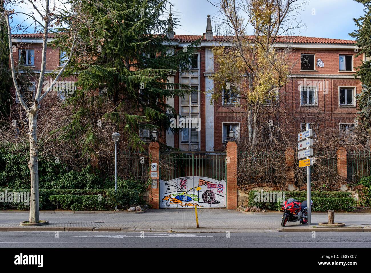 Sabadell - Catalogne, ESPAGNE - 31 janvier 2021 : entrée principale et bâtiment principal des anciennes casernes de la garde civile espagnole Banque D'Images