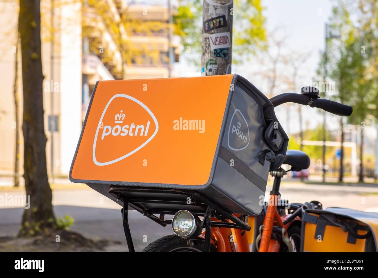 Eindhoven, pays-Bas, 21 mai 2020. Détail d'une bicyclette postale avec sacs à selle et logo de PostNL, le service national de livraison postale Banque D'Images