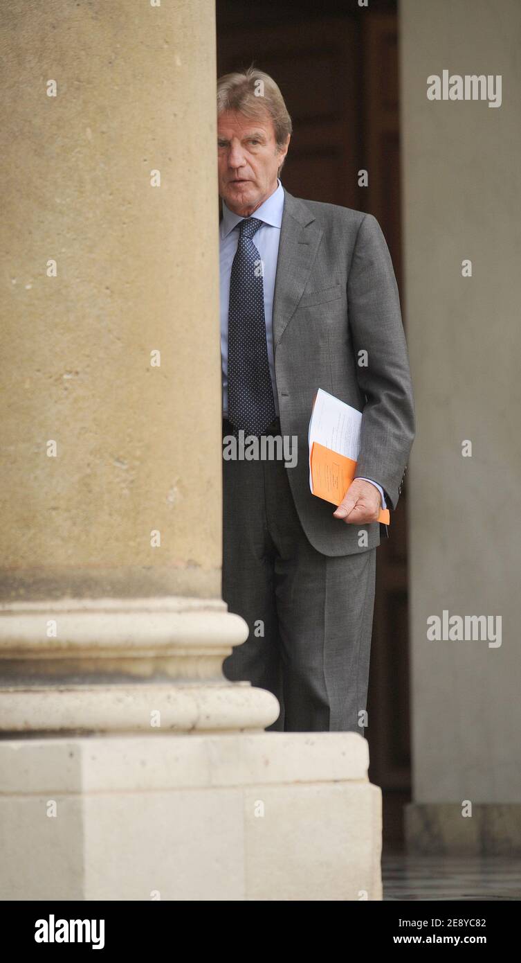 Le ministre des Affaires étrangères Bernard Kouchner quitte l'Elysée à Paris le 1er octobre 2007. Photo de Christophe Guibbbaud/ABACAPRESS.COM Banque D'Images