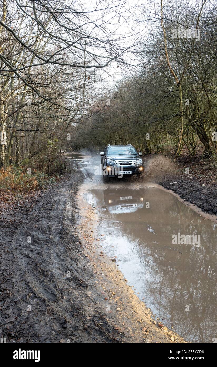 Izuzu D max véhicule roulant le long d'une piste forestière de l'eau. Banque D'Images