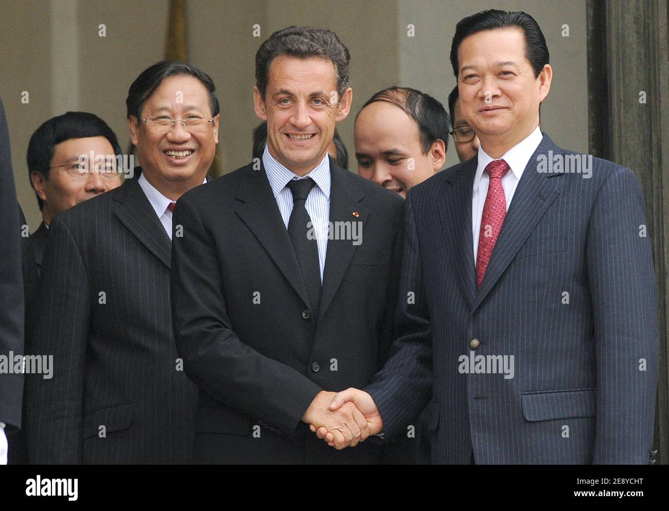 Le président français Nicolas Sarkozy (L) tremble la main avec le Premier ministre vietnamien Nguyen Tan Dung au Palais de l'Elysée à Paris, en France, le 1er octobre 2007. Nguyen Tan Dung effectue une visite de cinq jours en France pour renforcer les liens commerciaux du secteur du gaz, du pétrole, de l'aviation et des chemins de fer. Photo de Christophe Guibbbaud/ABACAPRESS.COM Banque D'Images