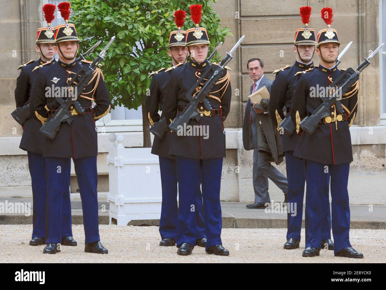 le secrétaire général de l'Elysée Claude Guant arrive au Palais de l'Elysée à Paris, en France, le 1er octobre 2007. Photo de Christophe Guibbbaud/ABACAPRESS.COM Banque D'Images