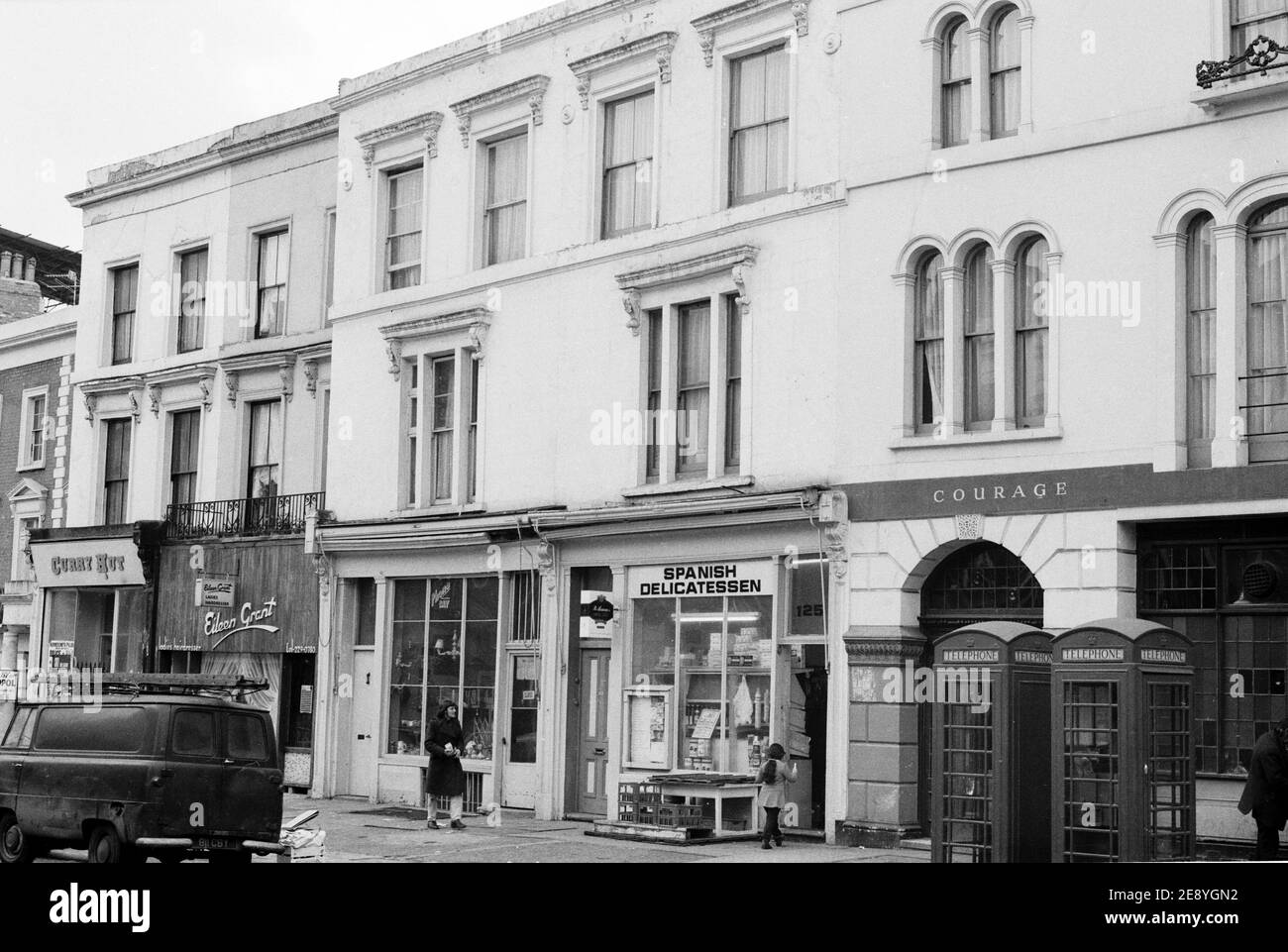 Royaume-Uni, West London, Notting Hill, 1973. 125 Ledbury Road. À droite se trouve une arche du pub Duke of Cornwall, maintenant appelé le Ledbury. Banque D'Images