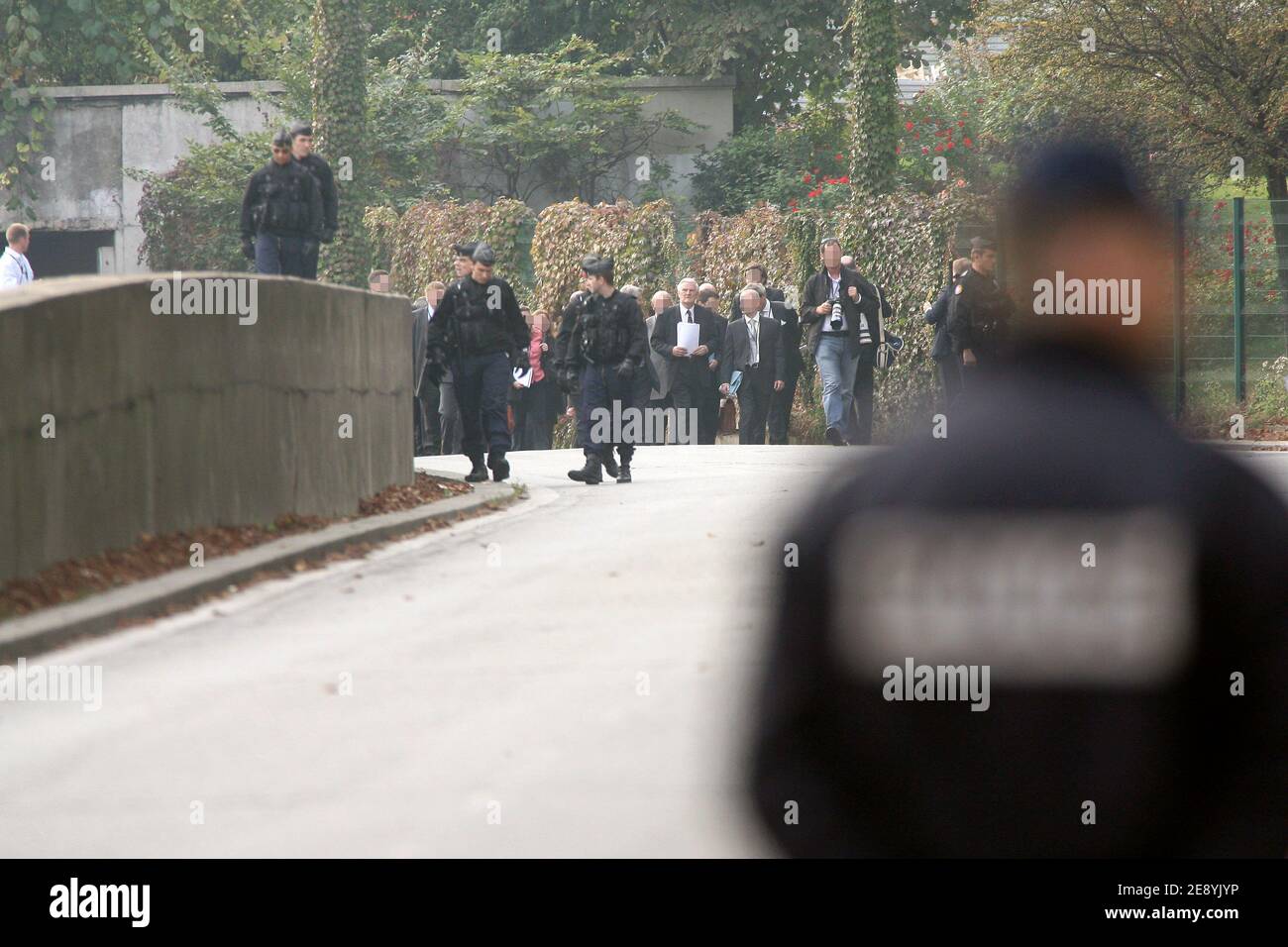 Le juge Scott Baker de la haute Cour et les jurés impliqués dans l'enquête de la princesse Diana au tunnel du Pont de l'Alma à Paris, France, le 8 octobre 2007. Les 11 jurés, qui ont commencé à entendre des témoignages sur la mort de Diana et de son amant Dodi Al Fayed à Londres la semaine dernière, sont sur le point de visiter l'hôtel Ritz pour voir où le couple a dîné le soir de leur décès, Et le tunnel du pont de l'Alma pour voir l'endroit où la Mercedes dans laquelle le couple voyageait s'est écrasé il y a 10 ans. Photo de Mousse/ABACAPRESS.COM Banque D'Images