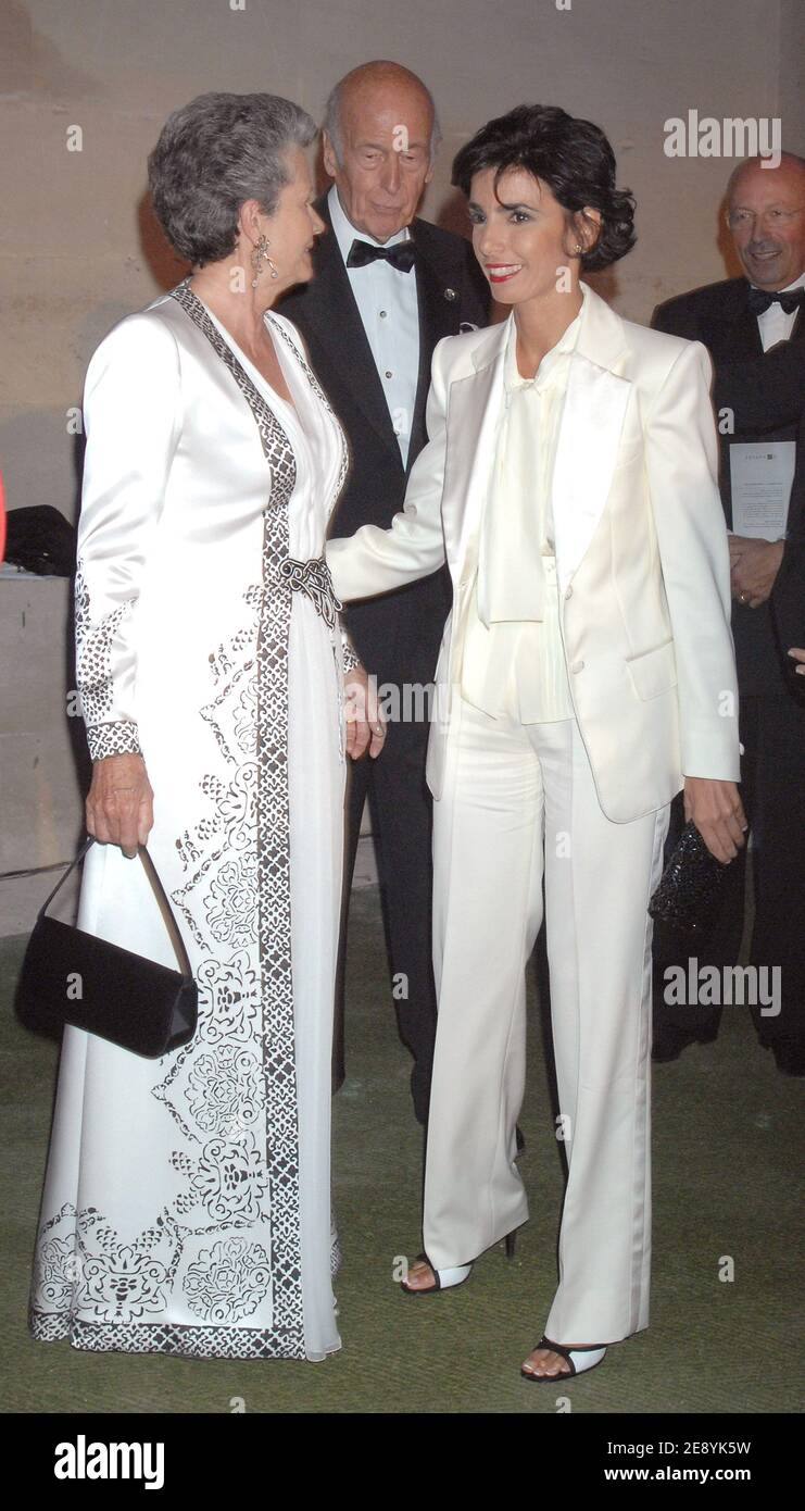 L'ancien président français Valéry Giscard d'Estaing, son épouse Anne-Aymone et le ministre français de la Justice Rachida Dati assistent au gala de collecte de fonds et de charité « nuit de l'enfance » qui s'est tenu au château de Versailles près de Paris, en France, le 8 octobre 2007. Photo de Christophe Guibbbaud/ABACAPRESS.COM Banque D'Images