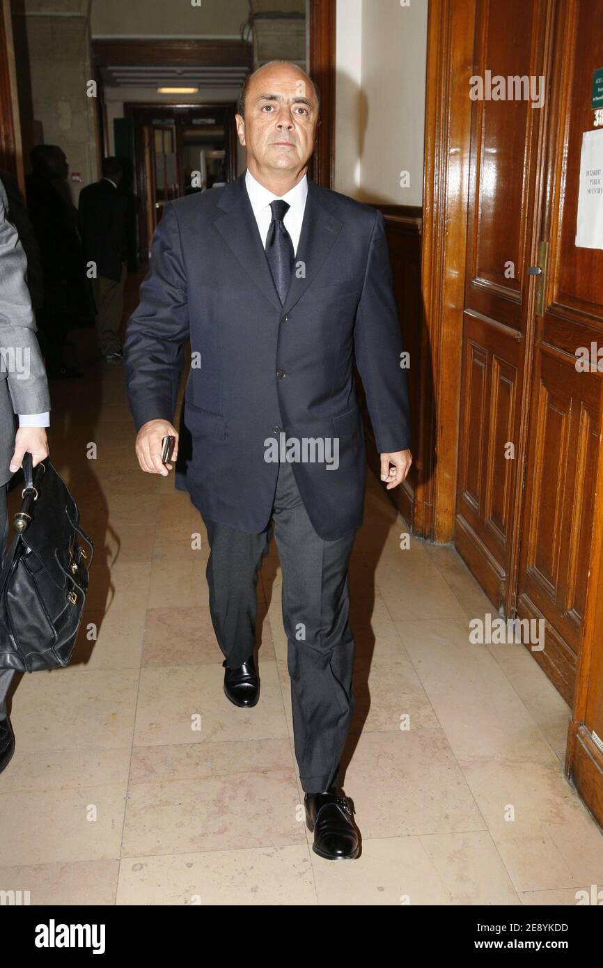 Pierre Falcone arrive au tribunal de la magistrature à Paris, France, le 9  octobre 2007. Huit collaborateurs proches de Charles Pasqua et d'un de ses  fils, Pierre-Philippe Pasqua, accusés de détournement de