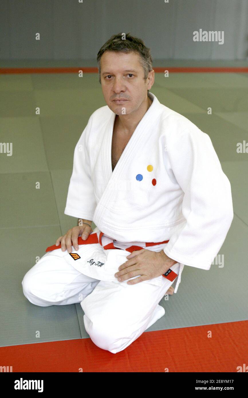 Judo l'ancien champion olympique Thierry Rey assiste à une séance de formation avec 150 jeunes judokas au Lagardere Paris Racing à Paris, France, le 10 octobre 2007. Jeunes judokas entraînés par Teddy Riner, champion du monde de Judo. Photo de Corentin Fohlen/ABACAPRESS.COM Banque D'Images