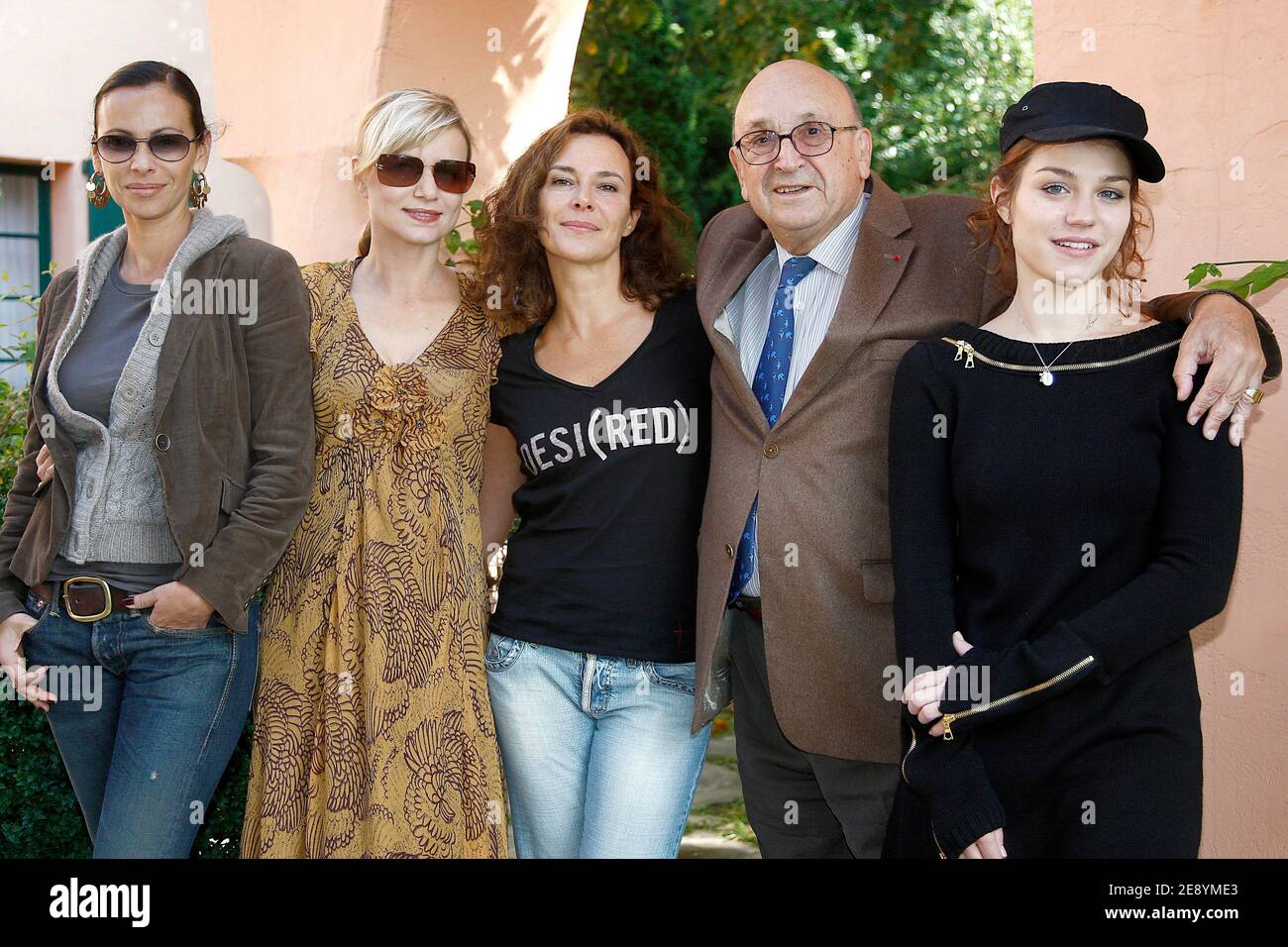 Bernard Marie, père de la ministre de l'intérieur Michele Alliot-Marie, pose avec les actrices Mathilde May, Fabienne Babe, Valeria Cavalli, Emilie Dequenne, pour des photographes au Festival International du film Saint-Jean-de-Luz à Saint-Jean-de-Luz, France, le 12 octobre 2007. Photo de Patrick Bernard/ABACAPRESS.COM Banque D'Images