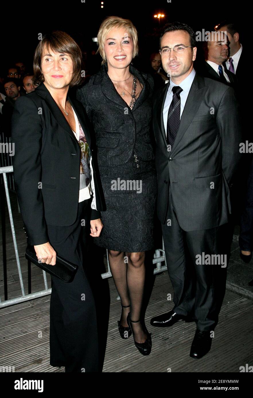 La ministre française de la Culture, Christine Albanel, l'actrice américaine Sharon Stone et le directeur du Festival Joel Soler arrivent à la cérémonie internationale rendez vous Cinema Verite 2007, à Paris, en France, le 12 octobre 2007. Photo de Mehdi Taamallah/ABACAPRESS.COM Banque D'Images