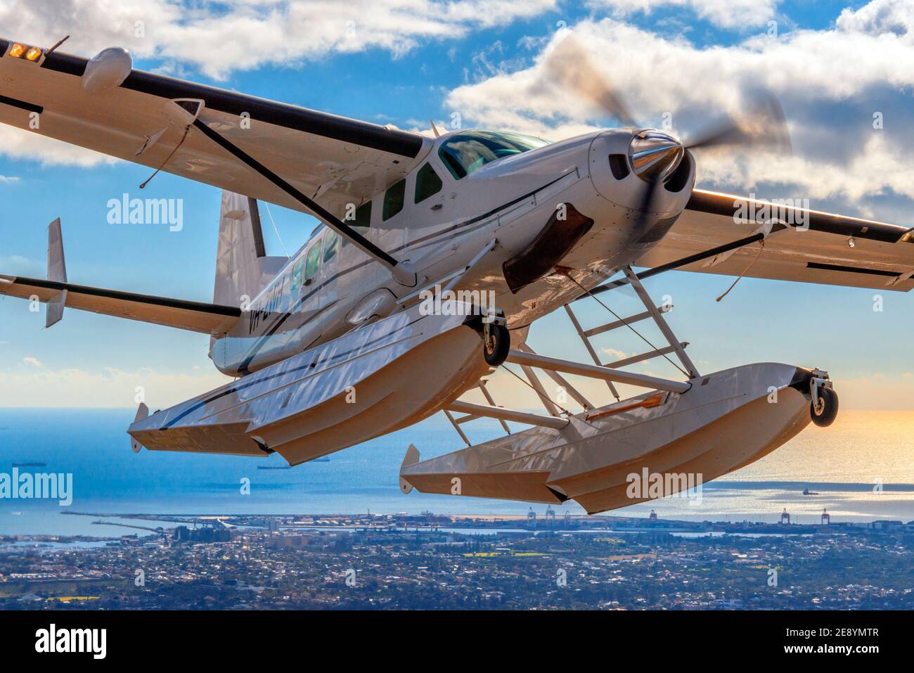 Un portrait air-air d'un avion flottant Cessna 208 Grand Caravan. Banque D'Images