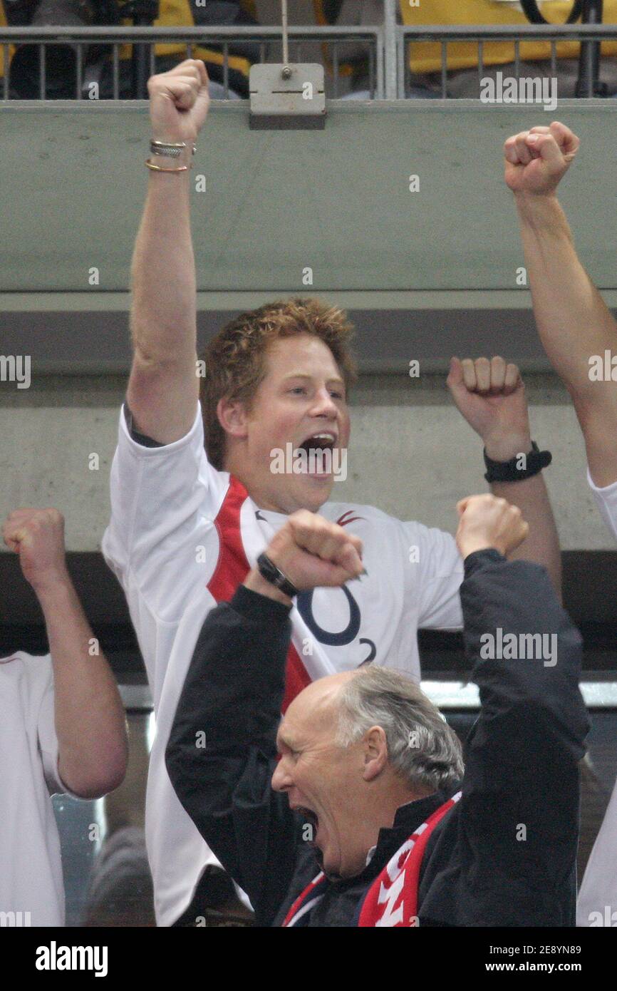 Le Prince Harry célèbre la victoire de l'équipe d'Angleterre lors de la demi-finale de la coupe du monde de rugby 2007 de l'IRB, France contre Angleterre, au stade Stade de France à Saint-Denis près de Paris, France, le 13 octobre 2007. L'Angleterre a gagné 14-9. Photo de Gouhier-Nebinger-Morton-Taamallah/Cameleon/ABACAPRESS.COM Banque D'Images