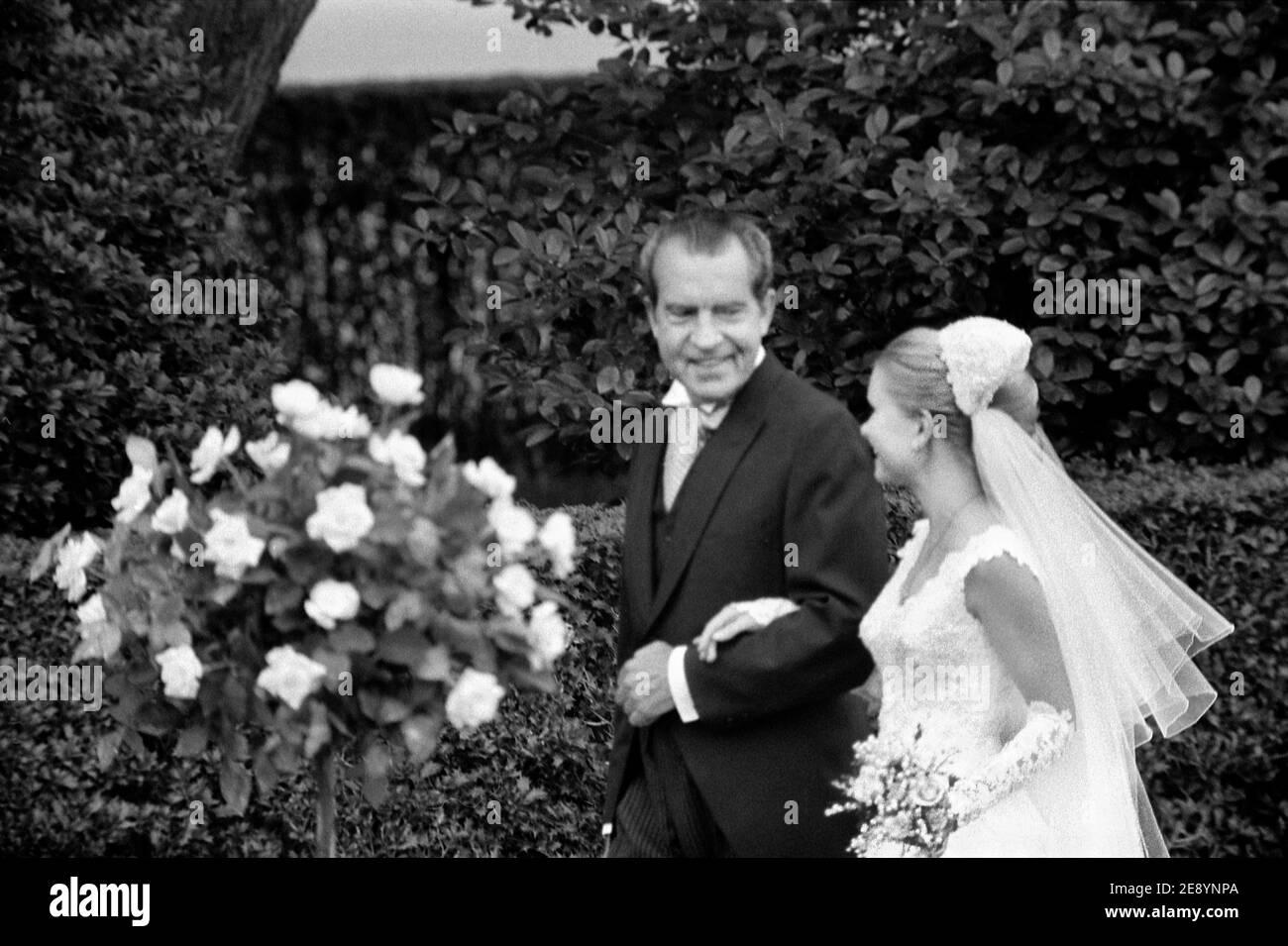 Le président américain Richard Nixon escorte sa fille Tricia Nixon à son mariage, Maison Blanche, Washington, D.C., États-Unis, Warren K. Leffler, 12 juin 1971 Banque D'Images
