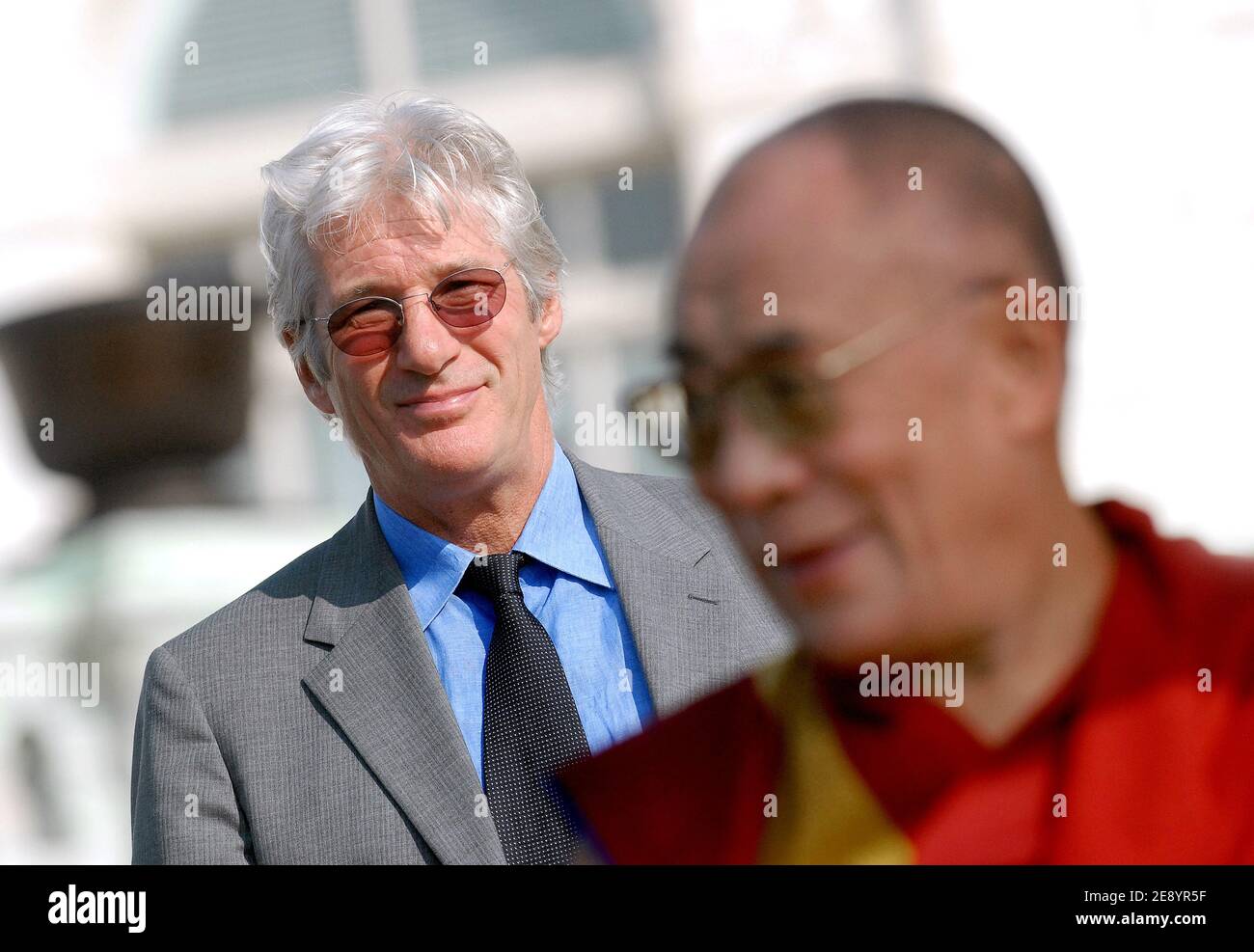 Sa Sainteté le 14ème Dalaï Lama du Tibet et l'acteur Richard Gere assistent à un rassemblement le 17 octobre 2007 devant le Capitole pendant les festivités à Washington, DC, Etats-Unis. Le chef spirituel du Tibet a reçu la Médaille d'or du Congrès, la plus haute distinction civile décernée par les législateurs américains. Photo par Olivier Douliery /ABACAPRESS.COM Banque D'Images