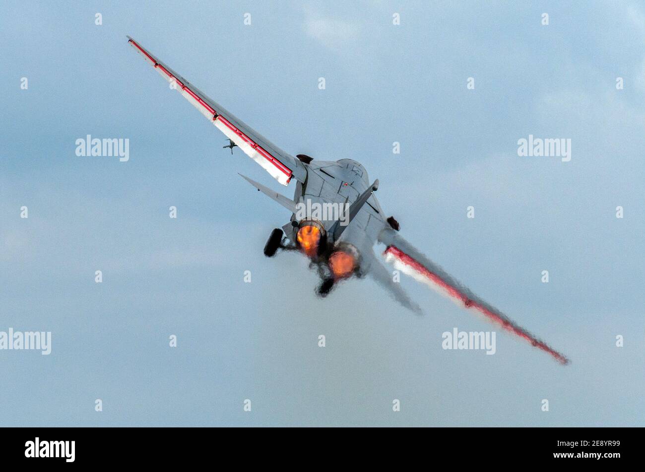 Cadre arrière d'une Royal Australian Air Force F-111C « Pig » ou « Aardvark » s'éloignant de la caméra avec des projecteurs de source complets. Banque D'Images