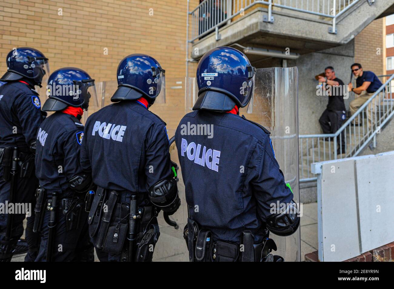 Policiers d'intervention tactique dotés d'une arme automatique à visée laser. Banque D'Images