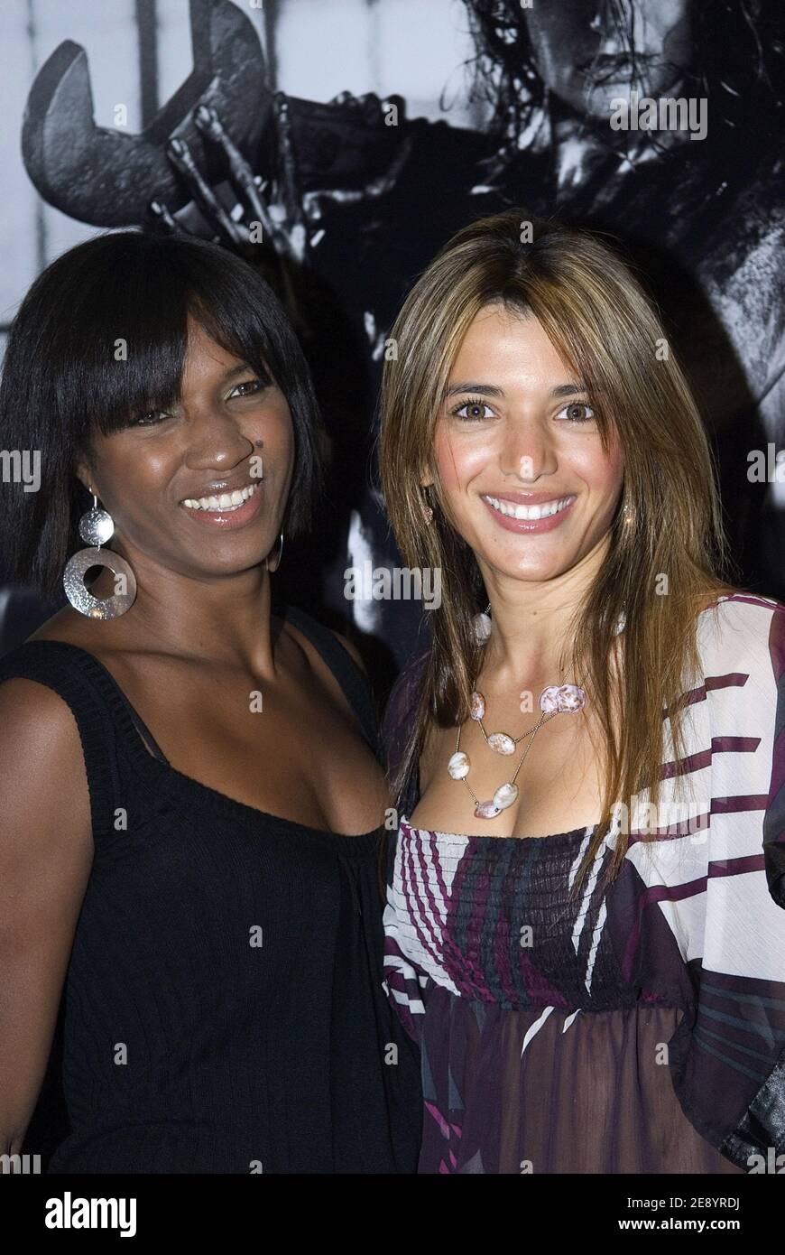 Filomene et Jade de Koh Lanta 2007 assistent à la fête de lancement du calendrier « RAID Aicha des Gazelles » 2008 qui s'est tenue à la place mondiale à Paris, en France, le 17 octobre 2007. Photo de Helder Januario/ABACAPRESS.COM Banque D'Images