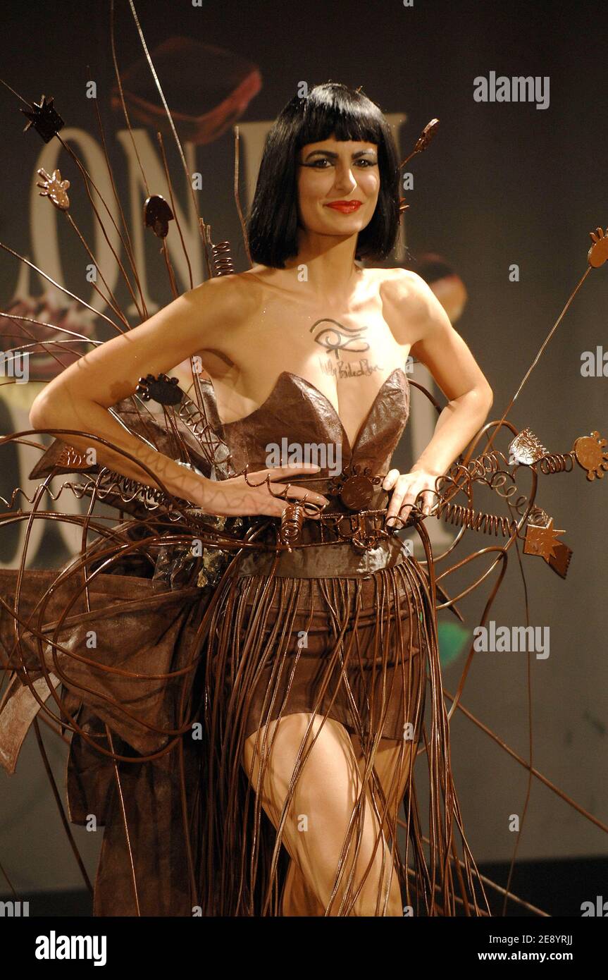 Le modèle Irene Salvador présente une création de chocolat au salon d'ouverture du 13 « Salon du chocolat » qui s'est tenu à la porte de Versailles, à Paris, en France, le 18 octobre 2007. Photo de Gorassini-Khayat/ABACAPRESS.COM Banque D'Images