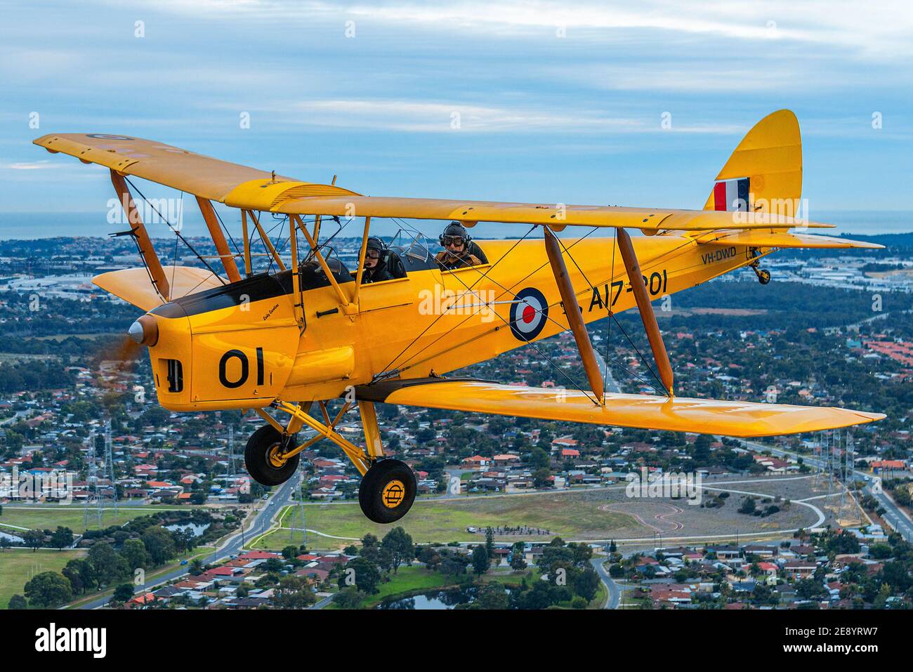 Années 1930 de Havilland DH.82 Tiger Moth biplan dans les couleurs d'entraînement RAAF de temps de guerre. Banque D'Images