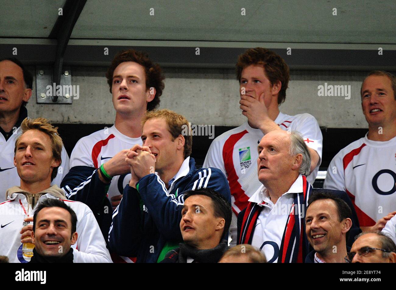 Le Prince Harry et le Prince William assistent à la finale de la coupe du monde de rugby 2007 de l'IRB, Angleterre contre Afrique du Sud, au Stade de France à Saint-Denis près de Paris, France, le 20 octobre 2007. Photo de Gouhier-Morton-Taamallah/Cameleon/ABACAPRESS.COM Banque D'Images