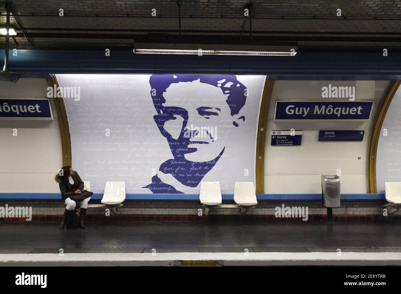 Hommage à Guy Moquet à la gare Guy Moquet de Paris, France, le 22 octobre  2007. Jeune communiste résistant, Guy Moquet n'avait que 17 ans lorsqu'il a  été exécuté par un peloton