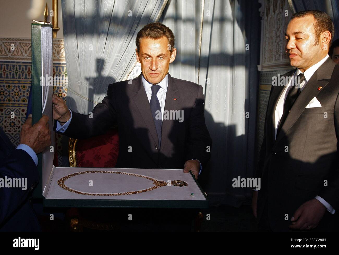 Le roi Mohammed VI du Maroc remet le cadeau de Wissan Mohammad au président français Nicolas Sarkozy lors d'une réception au palais royal de Marrakech, au Maroc, le 22 octobre 2007. Photo de Ludovic/Pool/ABACAPRESS.COM Banque D'Images