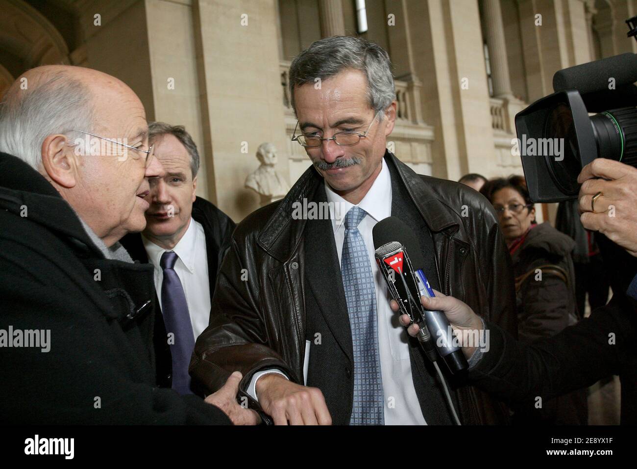 Le juge français Renaud Van Ruymbeke (R) accompagné de son avocat Philippe Lemaire (L) arrive au palais de justice de Paris pour son audition devant l'organe disciplinaire du Conseil de haute magistrature pour discuter de son rôle en dehors de l'affaire Clearstream à Paris, France, le 25 octobre 2007. Le scandale s'est focalisé sur de fausses allégations qui ont fait surface en 2004, selon lesquelles plusieurs hommes d'affaires et politiciens français de premier plan, dont l'actuel président Nicolas Sarkozy, ont blanchi des pots-de-vin dans des banques enregistrées au Luxembourg, Clearstream. Photo de Mousse/ABACAPRESS.COM Banque D'Images