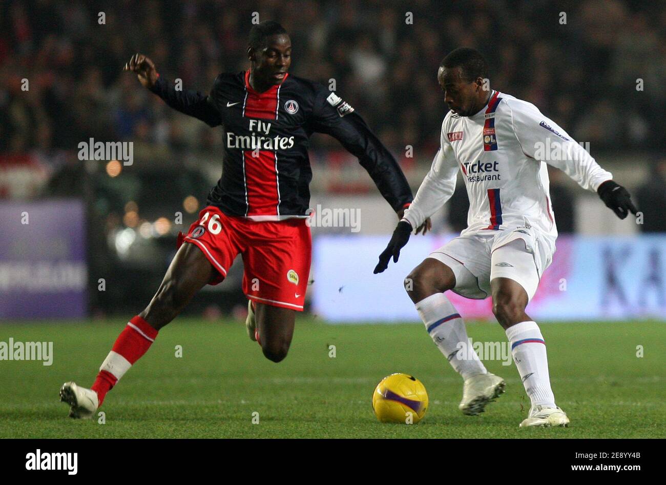 Sidney Govou de Lyon pendant le Championnat de France , PSG vs Lyonnais Olympique au stade du Parc des Princes à Paris, France, le 28 octobre 2007. Lyon a gagné 3-2. Photo de Mehdi Taamallah/Cameleon/ABACAPRESS.COM Banque D'Images