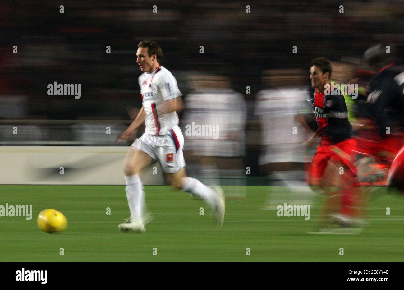 Kim Kallstrom de Lyon lors du Championnat de France , PSG vs Lyonnais Olympique au stade du Parc des Princes à Paris, France, le 28 octobre 2007. Lyon a gagné 3-2. Photo de Mehdi Taamallah/Cameleon/ABACAPRESS.COM Banque D'Images