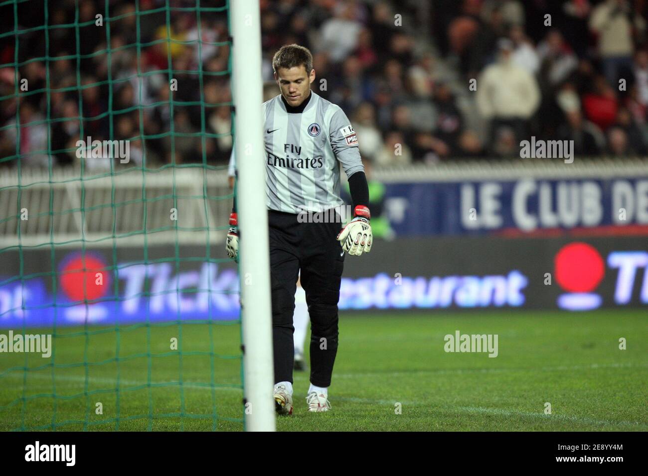 Le gardien de but du PSG Mickael Landreau lors du championnat de France , PSG vs Lyonnais olympique au stade du Parc des Princes à Paris, France, le 28 octobre 2007. Lyon a gagné 3-2. Photo de Mehdi Taamallah/Cameleon/ABACAPRESS.COM Banque D'Images