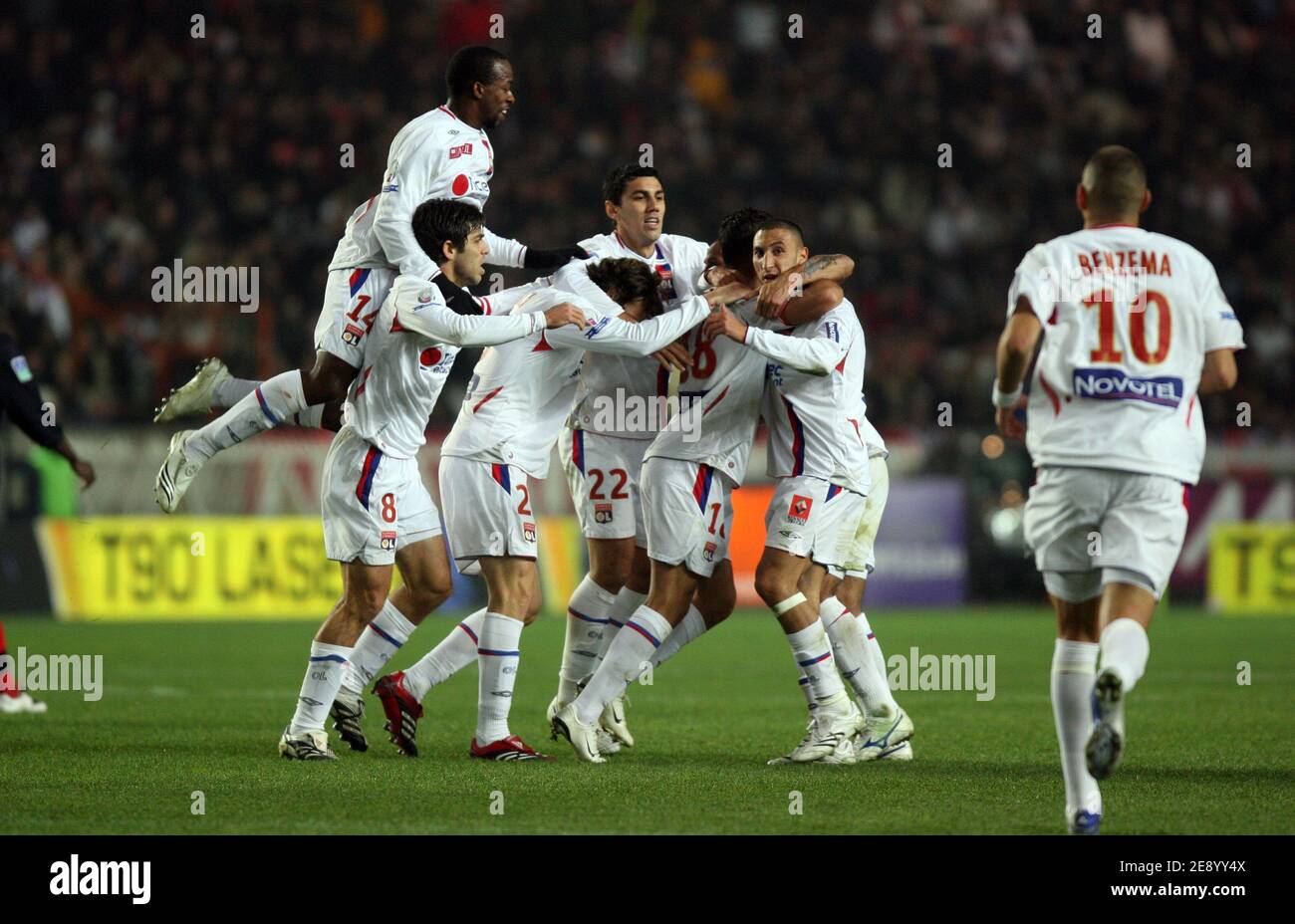 Joie du Lyonnais olympique lors du Championnat de France , PSG vs Lyonnais olympique au stade du Parc des Princes à Paris, France, le 28 octobre 2007. Lyon a gagné 3-2. Photo de Mehdi Taamallah/Cameleon/ABACAPRESS.COM Banque D'Images