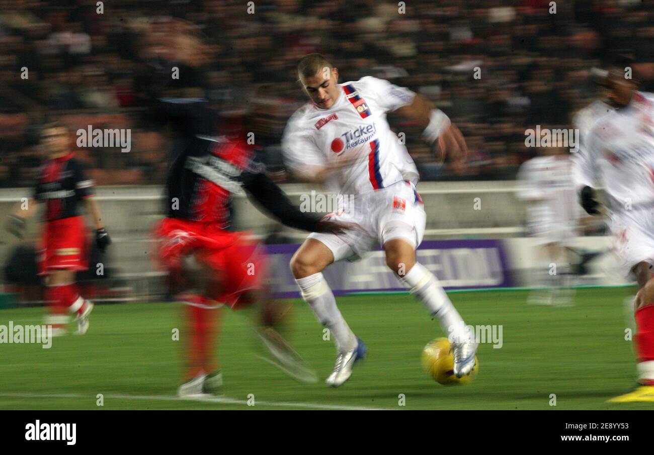 Karim Benzema de Lyon pendant le Championnat de France , PSG vs Lyonnais Olympique au stade du Parc des Princes à Paris, France, le 28 octobre 2007. Lyon a gagné 3-2. Photo de Mehdi Taamallah/Cameleon/ABACAPRESS.COM Banque D'Images