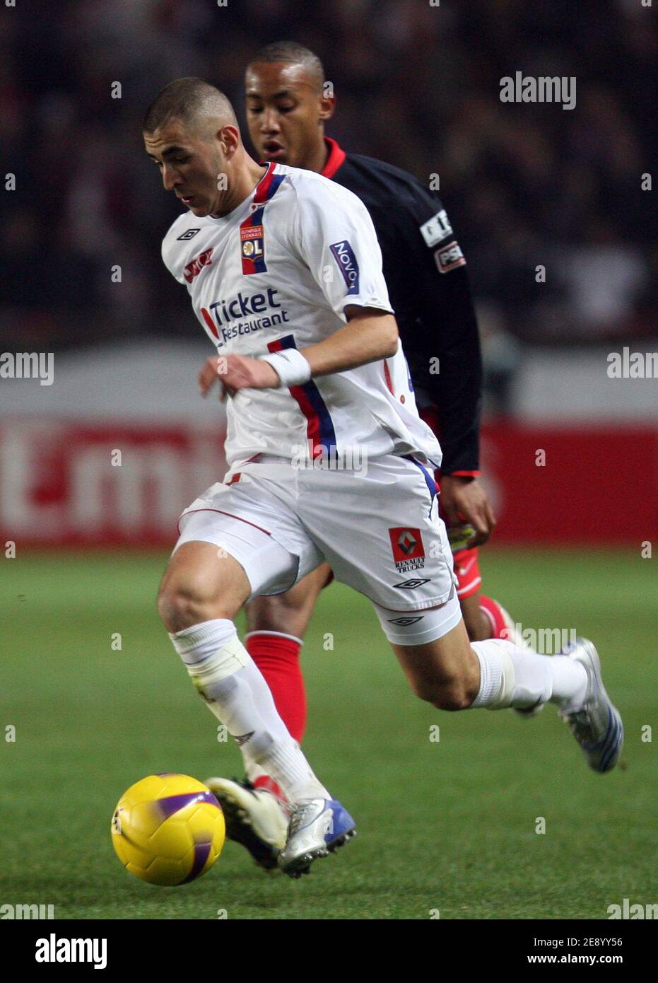 Karim Benzema de Lyon pendant le Championnat de France , PSG vs Lyonnais Olympique au stade du Parc des Princes à Paris, France, le 28 octobre 2007. Lyon a gagné 3-2. Photo de Mehdi Taamallah/Cameleon/ABACAPRESS.COM Banque D'Images