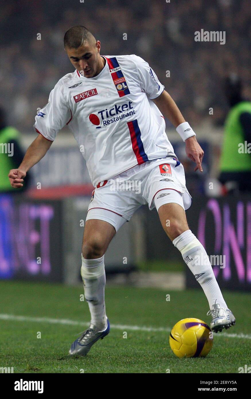 Karim Benzema de Lyon pendant le Championnat de France , PSG vs Lyonnais Olympique au stade du Parc des Princes à Paris, France, le 28 octobre 2007. Lyon a gagné 3-2. Photo de Mehdi Taamallah/Cameleon/ABACAPRESS.COM Banque D'Images