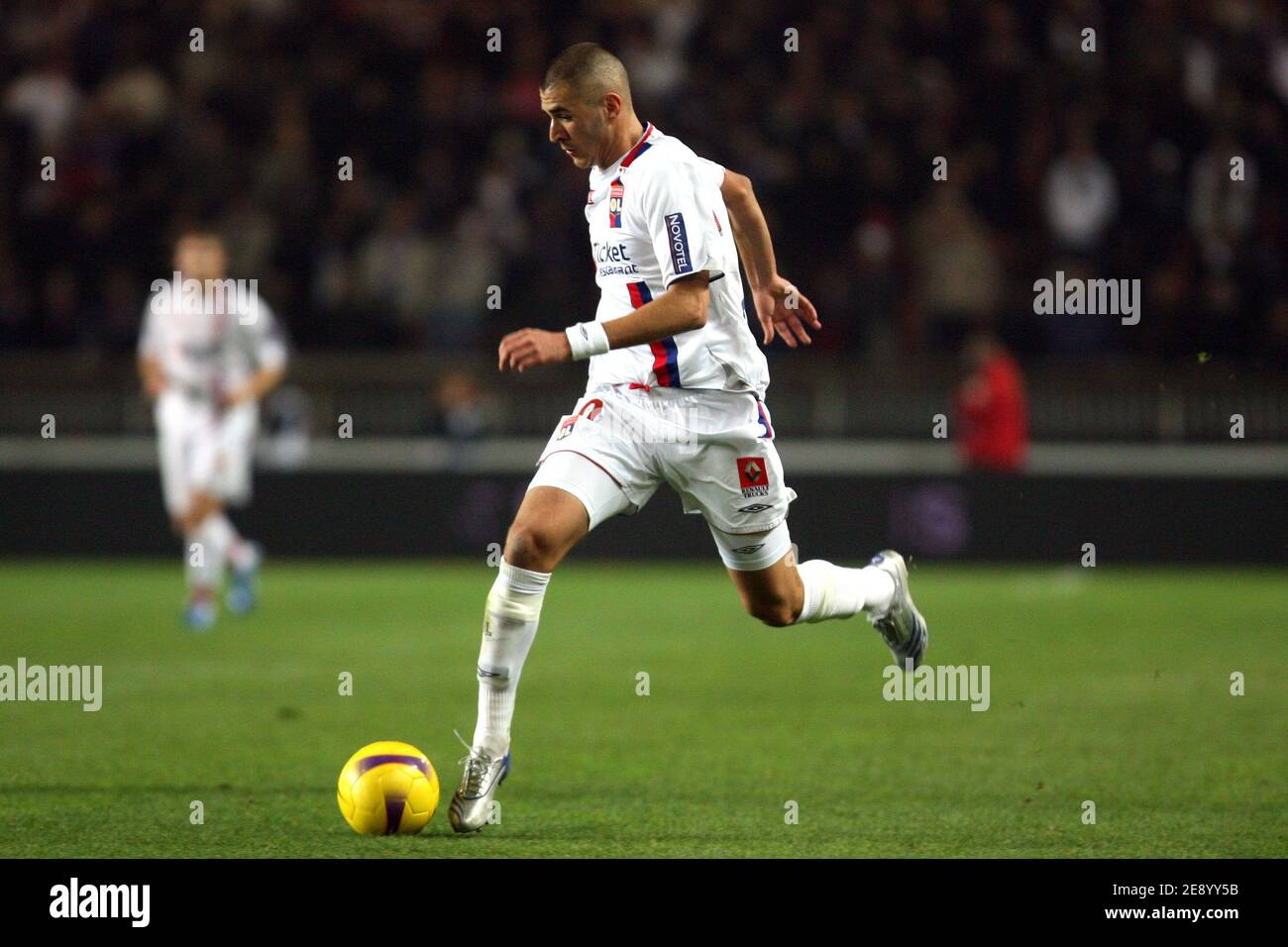 Karim Benzema de Lyon pendant le Championnat de France , PSG vs Lyonnais Olympique au stade du Parc des Princes à Paris, France, le 28 octobre 2007. Lyon a gagné 3-2. Photo de Mehdi Taamallah/Cameleon/ABACAPRESS.COM Banque D'Images