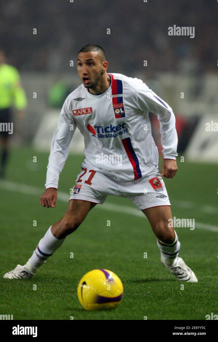 Nadir Belhadj de Lyon lors du Championnat de France , PSG vs Lyonnais Olympique au stade du Parc des Princes à Paris, France, le 28 octobre 2007. Lyon a gagné 3-2. Photo de Mehdi Taamallah/Cameleon/ABACAPRESS.COM Banque D'Images