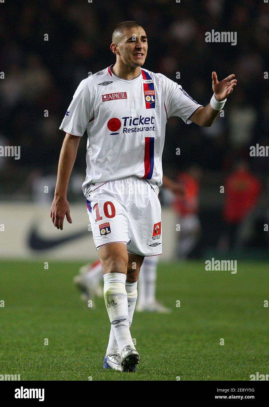 Karim Benzema de Lyon pendant le Championnat de France , PSG vs Lyonnais Olympique au stade du Parc des Princes à Paris, France, le 28 octobre 2007. Lyon a gagné 3-2. Photo de Mehdi Taamallah/Cameleon/ABACAPRESS.COM Banque D'Images