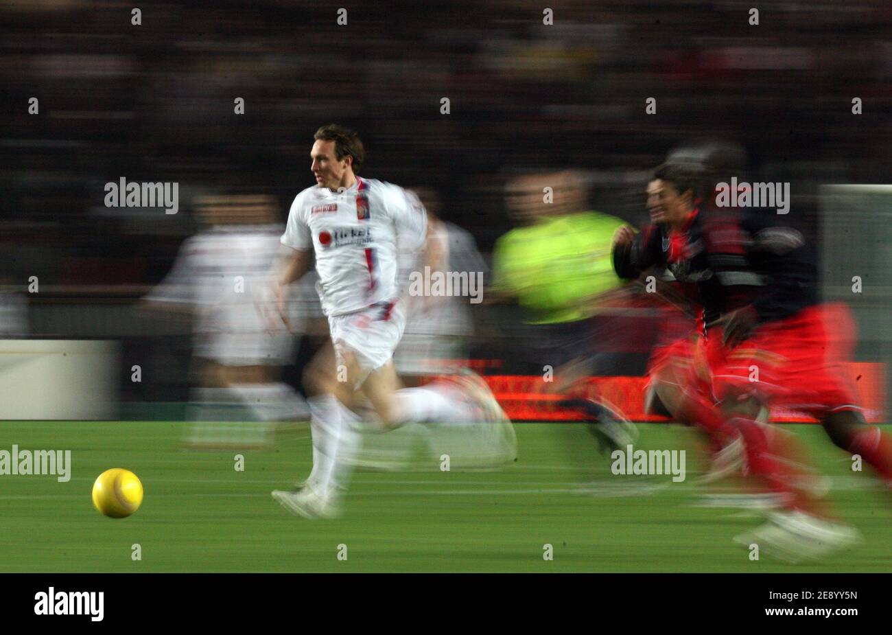 Kim Kallstrom de Lyon lors du Championnat de France , PSG vs Lyonnais Olympique au stade du Parc des Princes à Paris, France, le 28 octobre 2007. Lyon a gagné 3-2. Photo de Mehdi Taamallah/Cameleon/ABACAPRESS.COM Banque D'Images