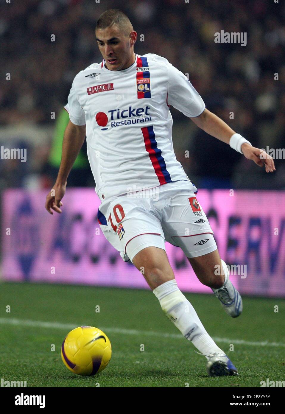 Karim Benzema de Lyon pendant le Championnat de France , PSG vs Lyonnais Olympique au stade du Parc des Princes à Paris, France, le 28 octobre 2007. Lyon a gagné 3-2. Photo de Mehdi Taamallah/Cameleon/ABACAPRESS.COM Banque D'Images
