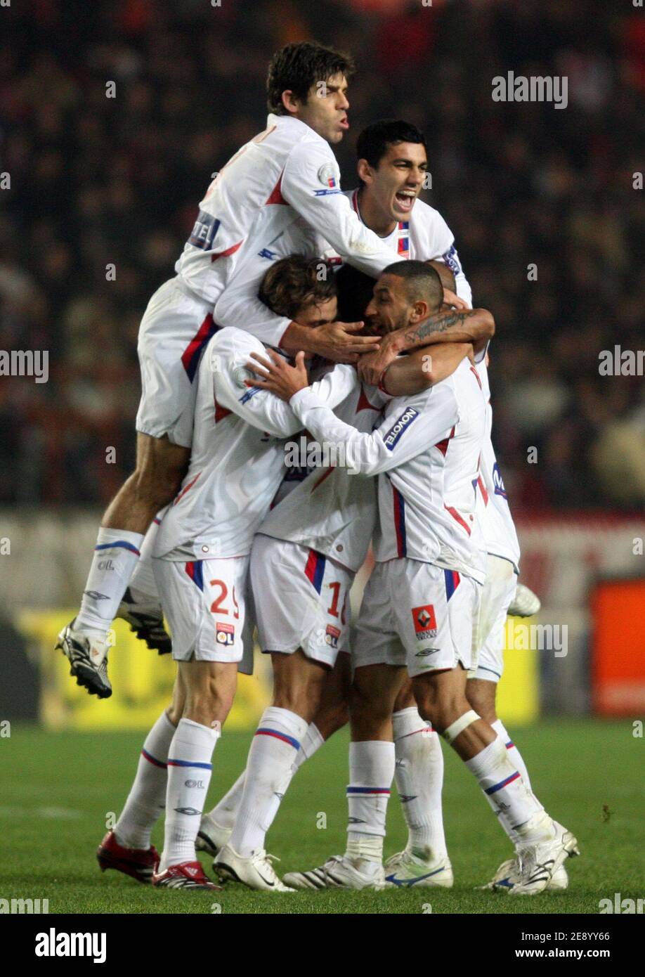 Joie du Lyonnais olympique lors du Championnat de France , PSG vs Lyonnais olympique au stade du Parc des Princes à Paris, France, le 28 octobre 2007. Lyon a gagné 3-2. Photo de Mehdi Taamallah/Cameleon/ABACAPRESS.COM Banque D'Images