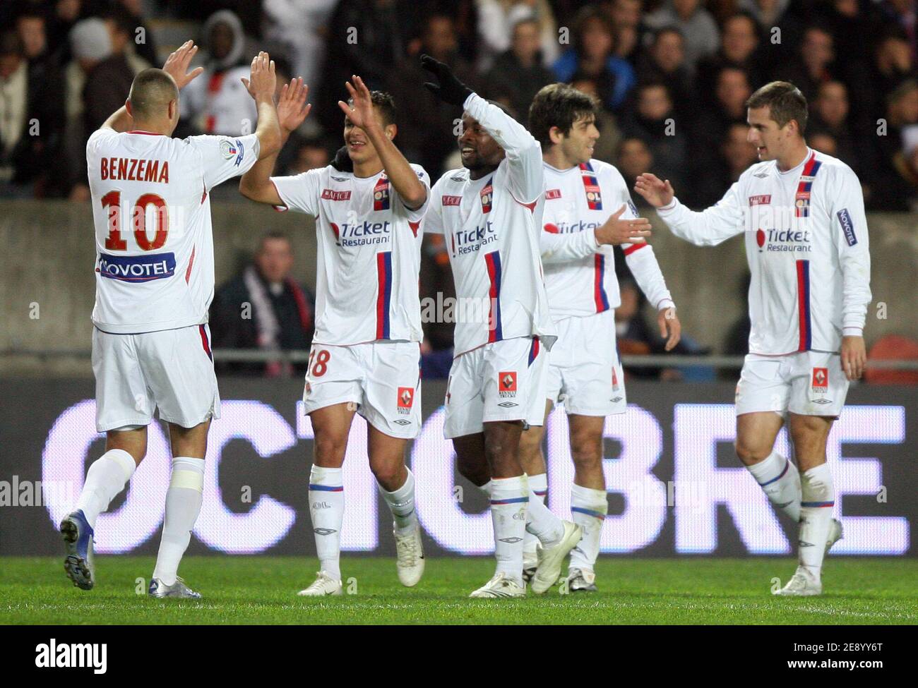 Joie du Lyonnais olympique lors du Championnat de France , PSG vs Lyonnais olympique au stade du Parc des Princes à Paris, France, le 28 octobre 2007. Lyon a gagné 3-2. Photo de Mehdi Taamallah/Cameleon/ABACAPRESS.COM Banque D'Images