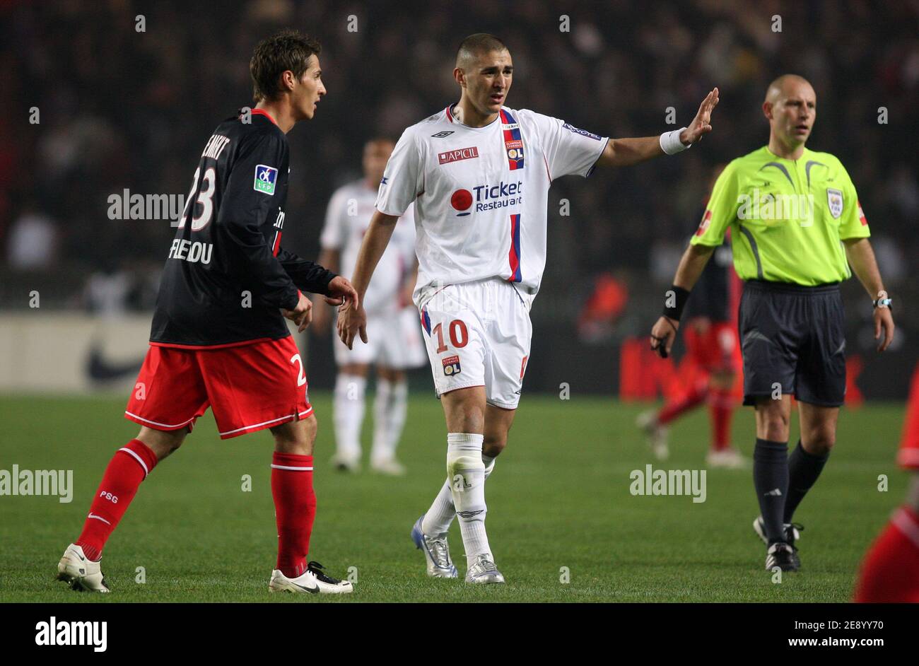 Karim Benzema de Lyon pendant le Championnat de France , PSG vs Lyonnais Olympique au stade du Parc des Princes à Paris, France, le 28 octobre 2007. Lyon a gagné 3-2. Photo de Mehdi Taamallah/Cameleon/ABACAPRESS.COM Banque D'Images