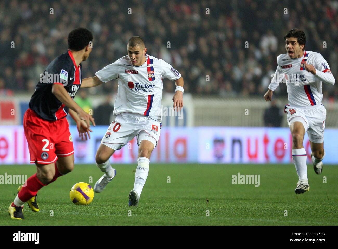 Karim Benzema de Lyon pendant le Championnat de France , PSG vs Lyonnais Olympique au stade du Parc des Princes à Paris, France, le 28 octobre 2007. Lyon a gagné 3-2. Photo de Mehdi Taamallah/Cameleon/ABACAPRESS.COM Banque D'Images
