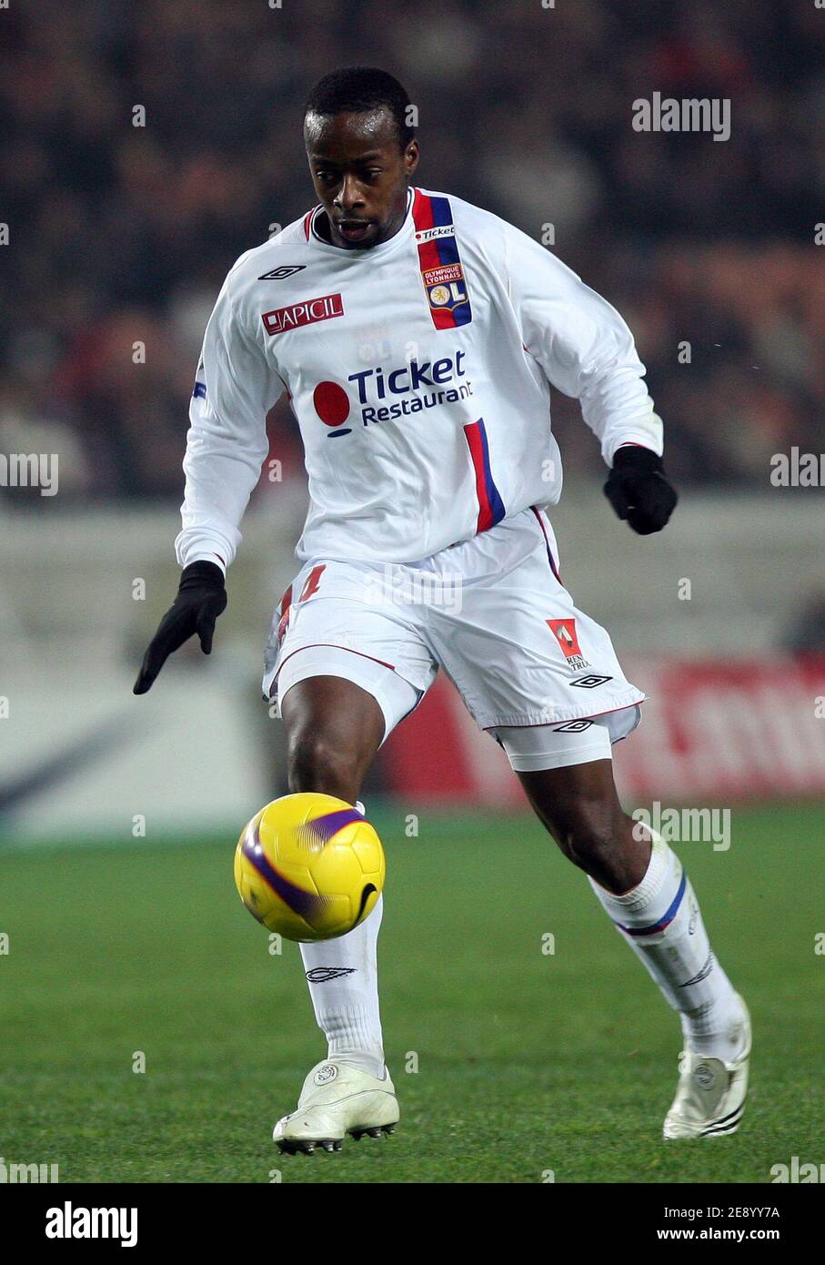 Sidney Govou de Lyon pendant le Championnat de France , PSG vs Lyonnais Olympique au stade du Parc des Princes à Paris, France, le 28 octobre 2007. Lyon a gagné 3-2. Photo de Mehdi Taamallah/Cameleon/ABACAPRESS.COM Banque D'Images