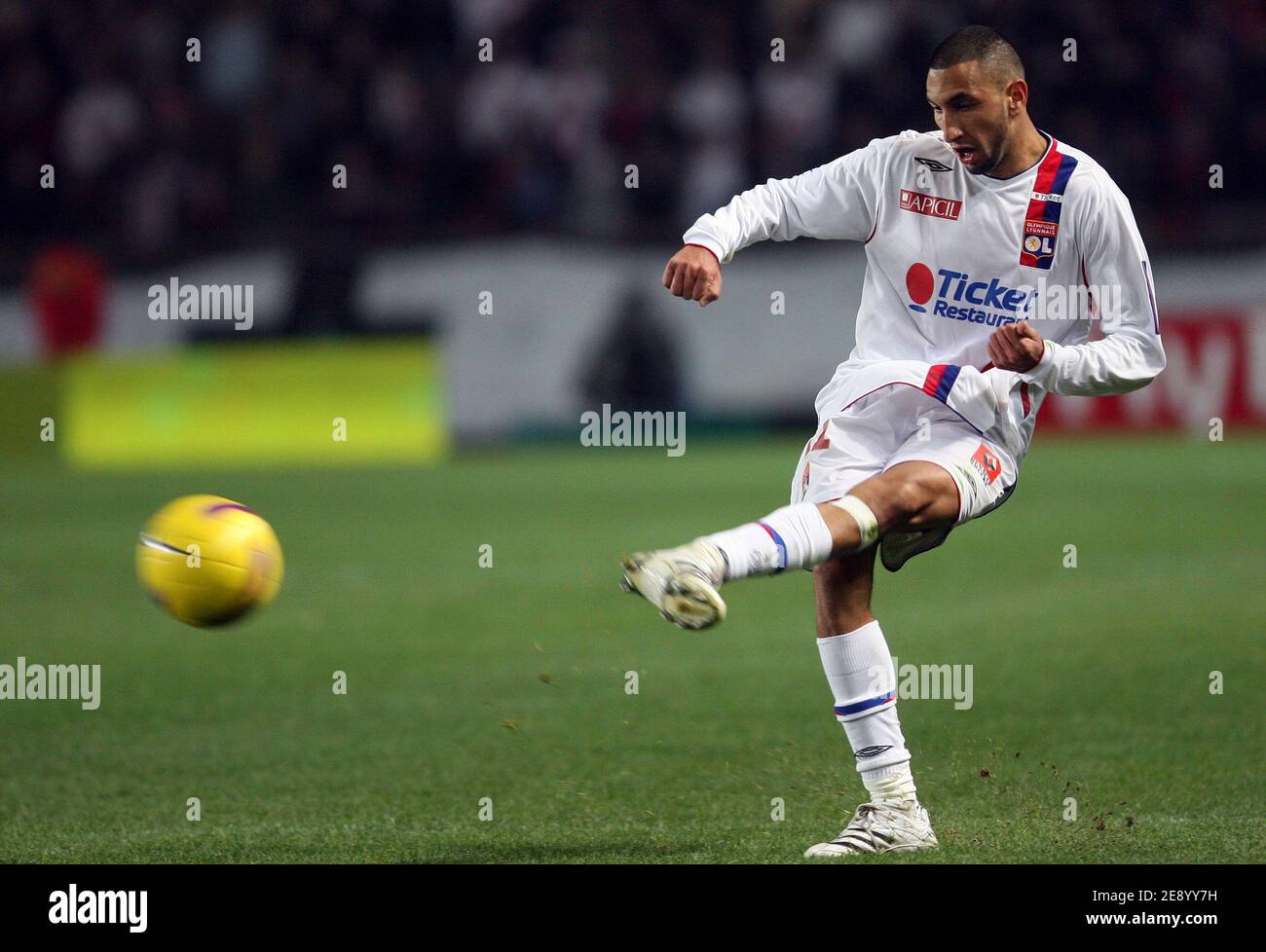 Nadir Belhadj de Lyon lors du Championnat de France , PSG vs Lyonnais Olympique au stade du Parc des Princes à Paris, France, le 28 octobre 2007. Lyon a gagné 3-2. Photo de Mehdi Taamallah/Cameleon/ABACAPRESS.COM Banque D'Images