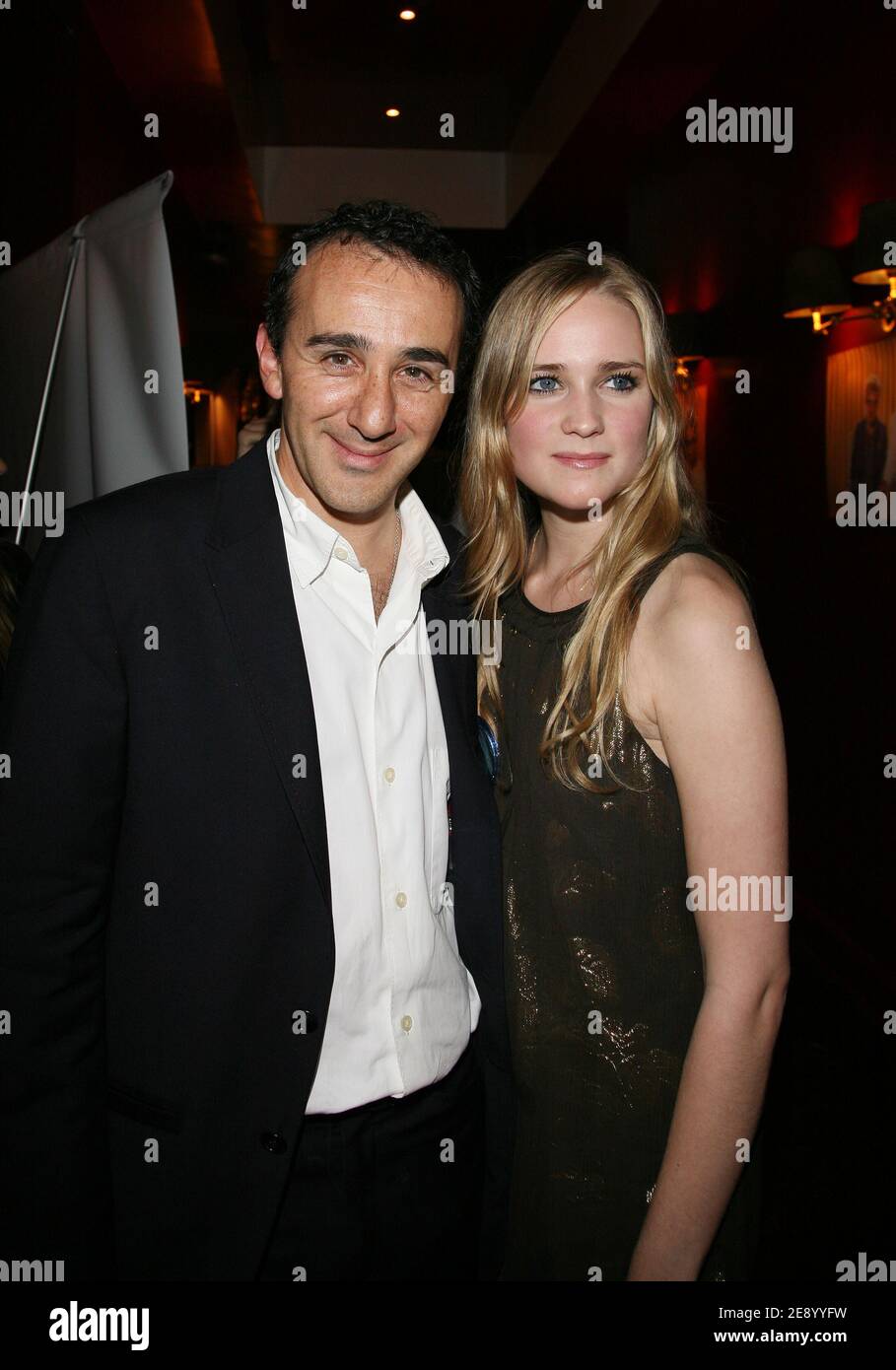 Elie Semoun Et Sa Nouvelle Compagne Elie Semoun et sa petite amie Juliette assistent à la fête de lancement de  son nouveau DVD 'Elie annonce Semoun' qui s'est tenu à la Villa à Paris, en  France, le 29