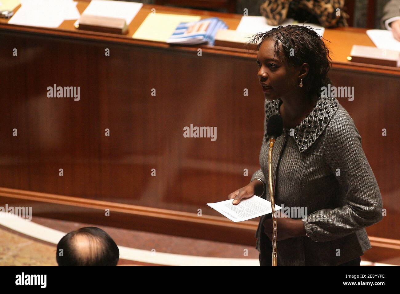 Rama Yade, Secrétaire d'Etat aux droits de l'homme, s'exprime lors de la session hebdomadaire des questions au gouvernement, à l'Assemblée nationale française à Paris, le 30 octobre 2007. Photo de Mousse/ABACAPRESS.COM Banque D'Images