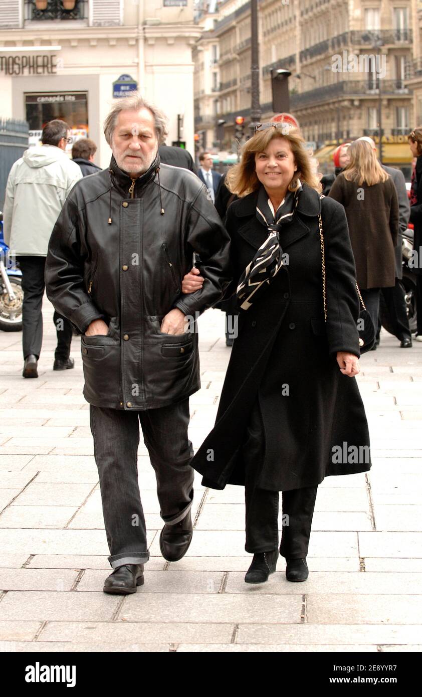 Chantal Goya et son mari Jean-Jacques Debout assistent aux funérailles du  photographe Luc Fournol, qui s'est tenu à l'église notre Dame de Lorette à  Paris, en France, le 30 octobre 2007. Photo