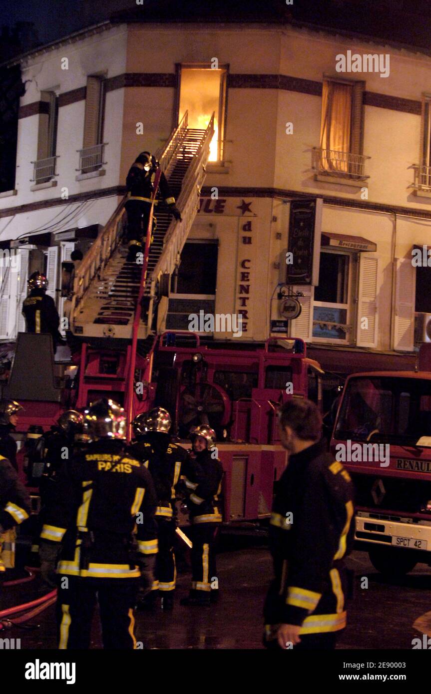Les pompiers travaillent dans une rue où des flammes et de la fumée éclatent après une explosion de gaz dans un bâtiment de Bondy, au nord-est de Paris, en France, le 30 octobre 2007, qui a blessé 46 personnes et en a tué une. Photo de Jules Motte/ABACAPRESS.COM Banque D'Images